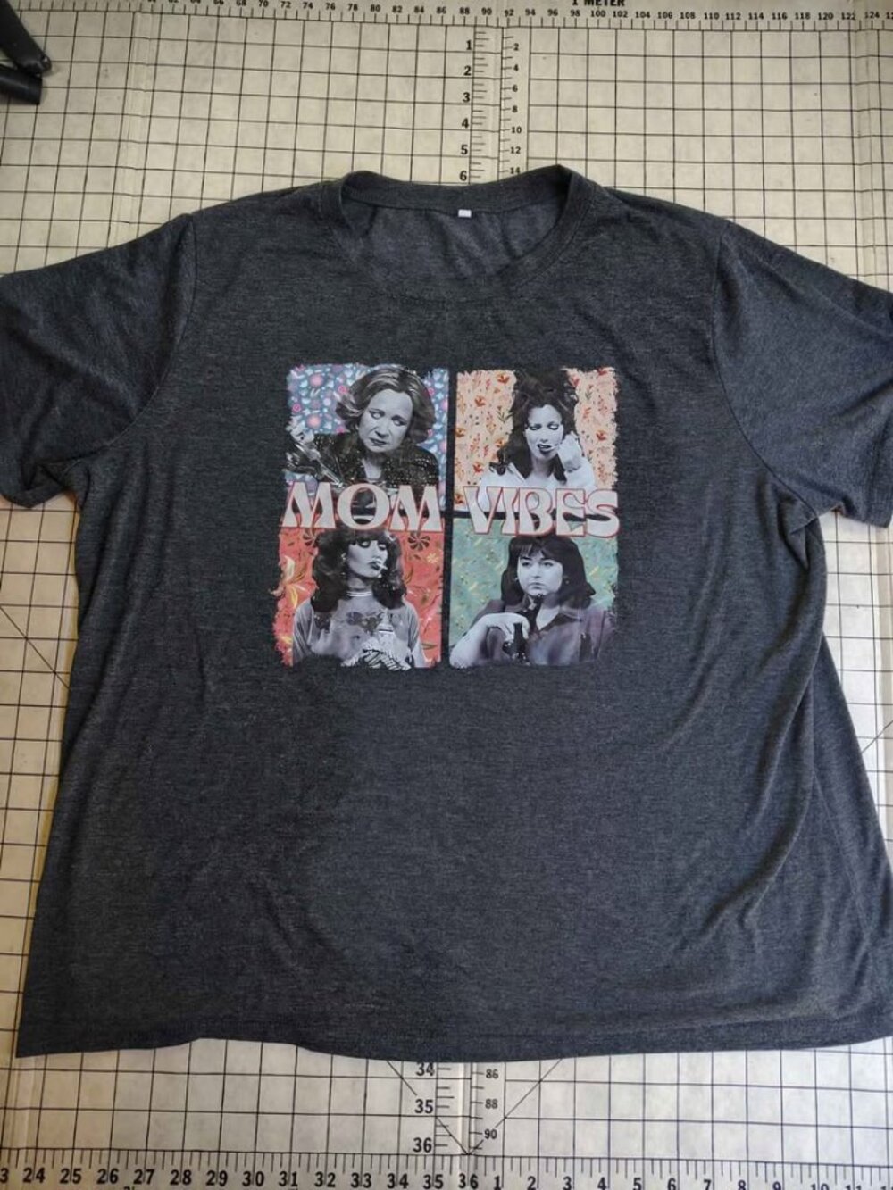 Women's Dark Gray Mom Vibes Graphic Tee Size 3XL Has 'Mom Vibes' Print